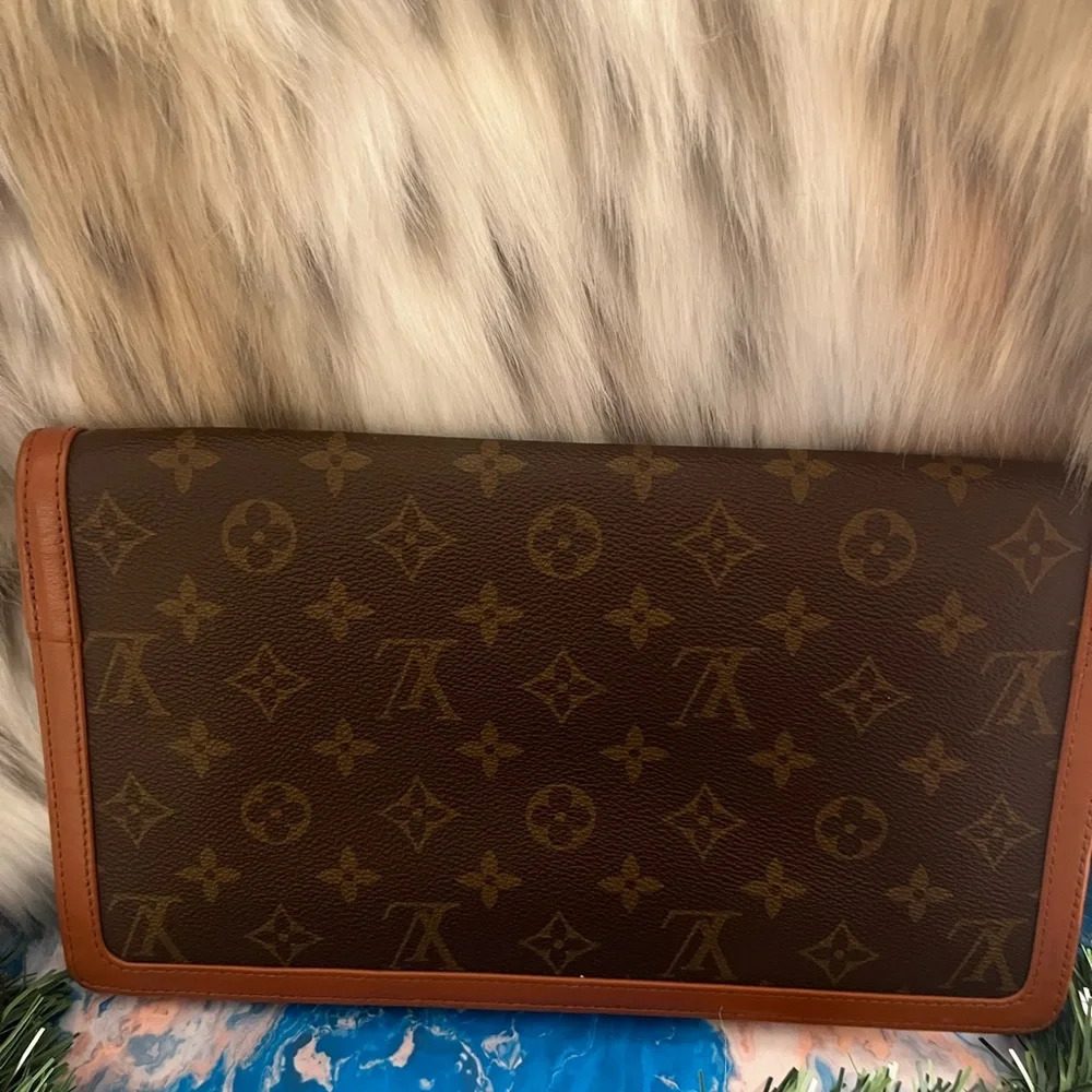 π Vintage Louis Vuitton Monogram larger clutch - posh authenticated - Picture 2 of 15